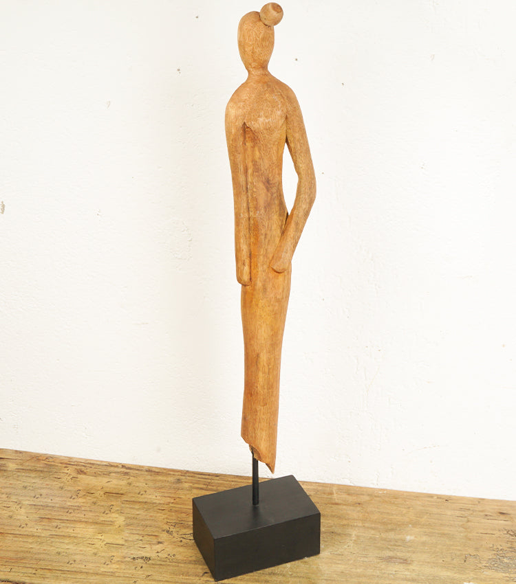 Scultura di una Donna Voltata in legno