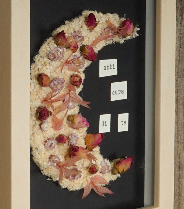 Cornice in legno "abbi cura di te" con una Mezzaluna di fiori essiccati