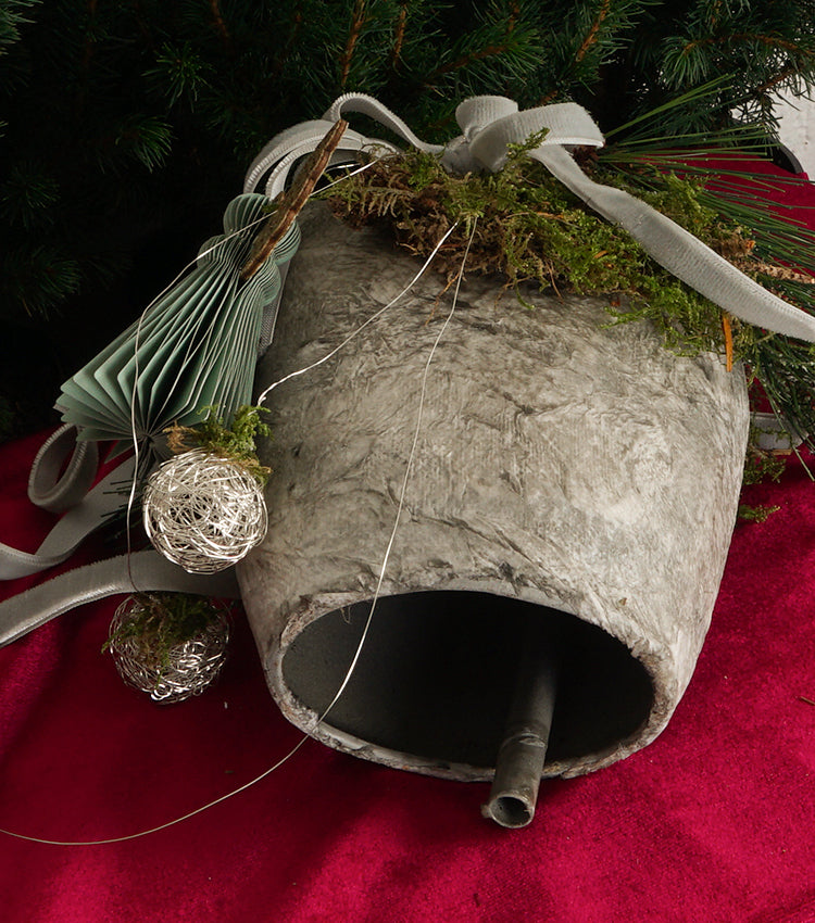 Campanaccio Natalizio in legno con un Angioletto, muschio e rami di Abete