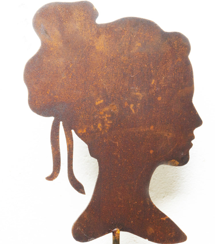 Sagoma di una Donna in corten