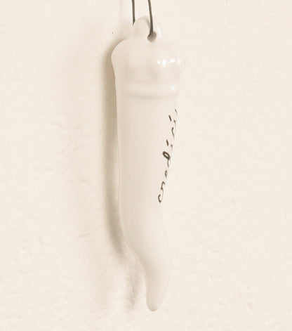 Cornetto Porta-Fortuna "credici" in ceramica bianco