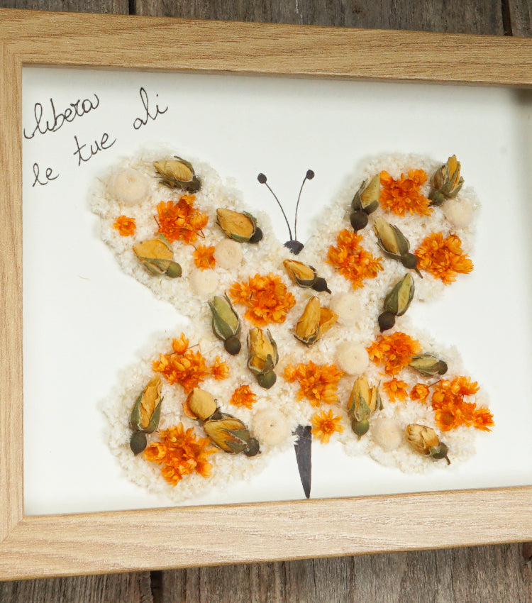 Cornice in legno "libera le tue ali" con una Farfalla di fiori essiccati
