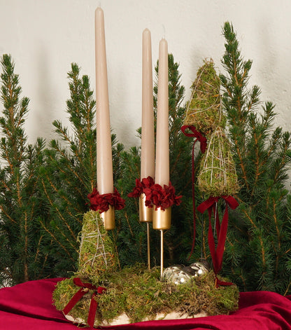 Centrotavola Natalizio in legno con Alberelli in Muschio, Candele e Sfere