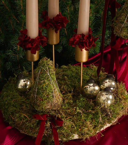 Centrotavola Natalizio in legno con Alberelli in Muschio, Candele e Sfere