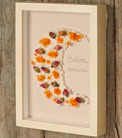 Cornice in legno "Bellezza sospesa" con una Mezzaluna di fiori essiccati