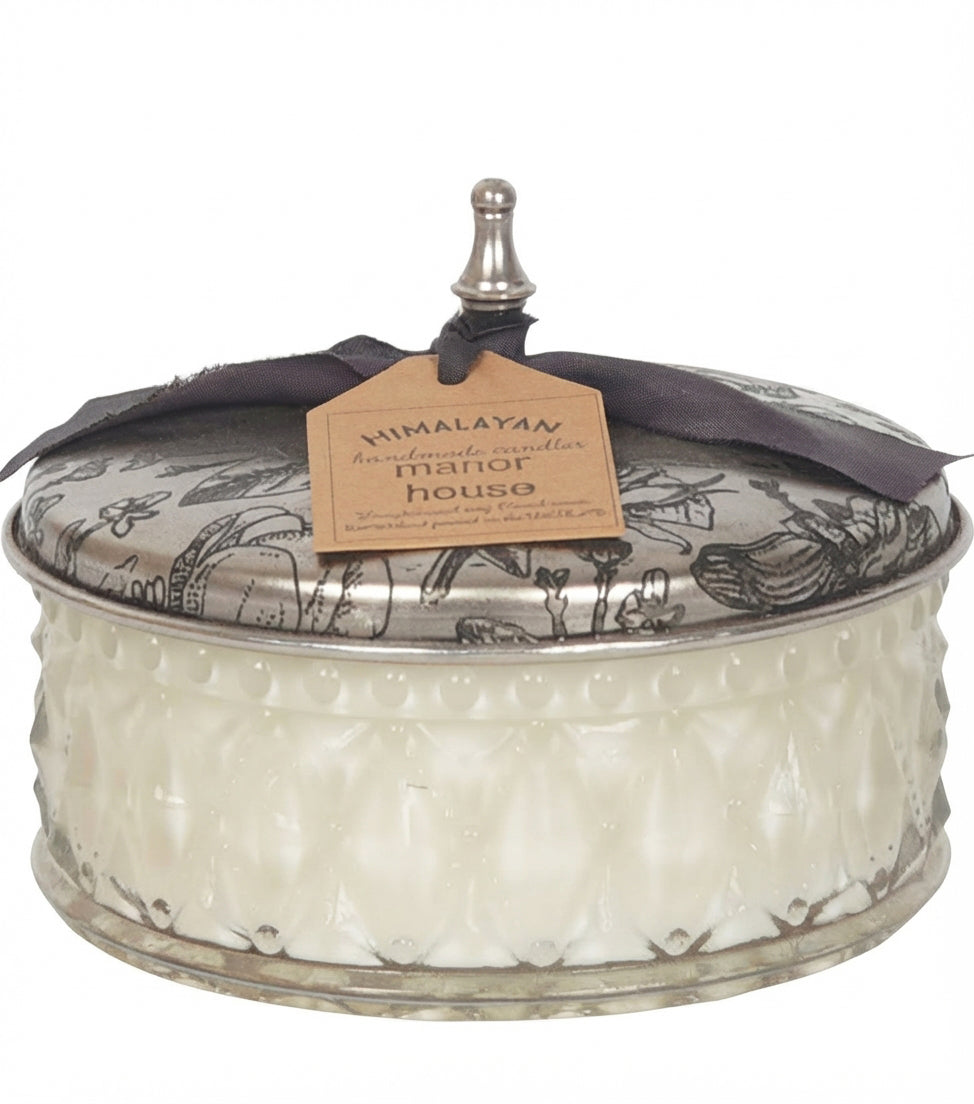 Candela Vintage Profumata in vetro e metallo alla fragranza "Manor House" (Note di testa: Bergamotto, Gelsomino, Rosa ~ Note di fondo: Muschio, Ambra, Legno di Sandalo)