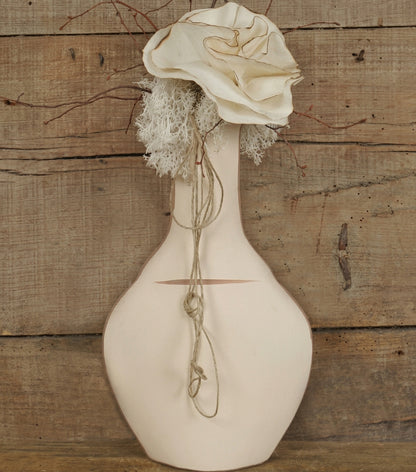 Vaso in cotto con un Fiore in tessuto, Muschio stabilizzato, rami in legno e spago