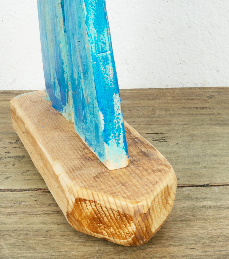 Barchetta con le vele azzurre in legno