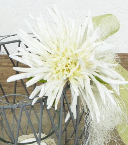 Porta-candela in metallo con fiore bianco