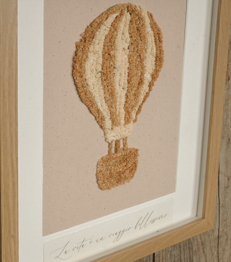 Cornice in legno "La vita è un viaggio bellissimo" con una Mongolfiera di fiori essiccati