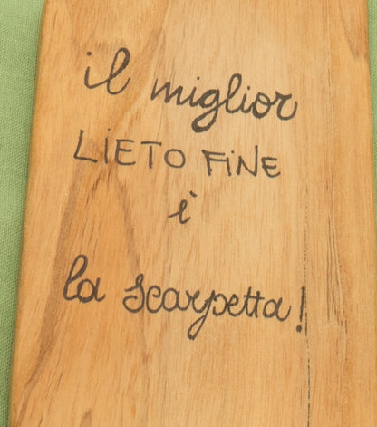 Tagliere "il miglior LIETO FINE è la scarpetta" in legno e spago