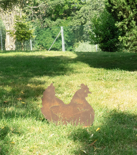 Gallina che cova in corten