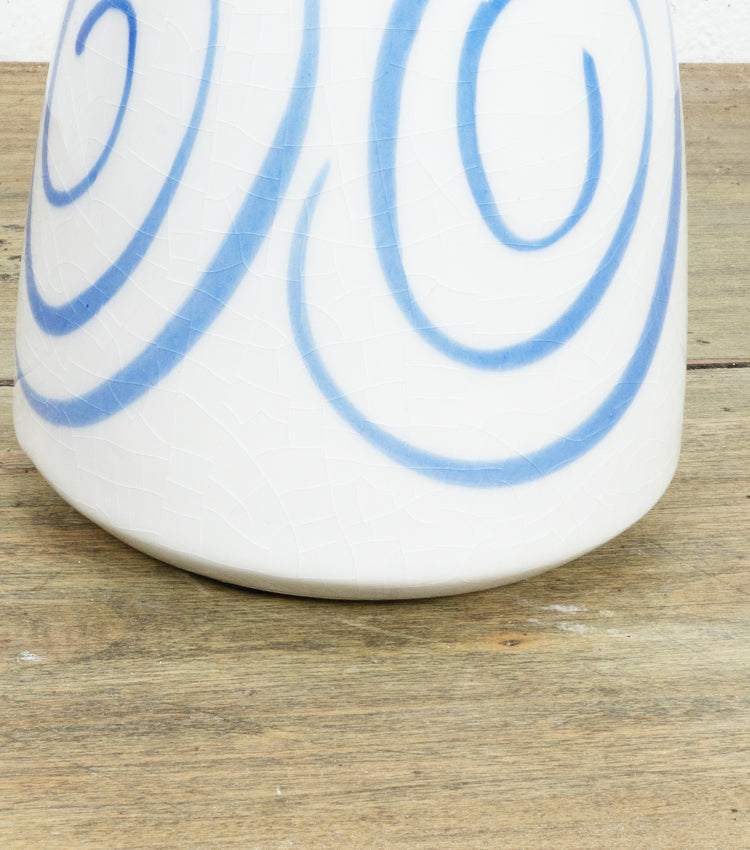 Brocca con decorazioni a spirale in ceramica