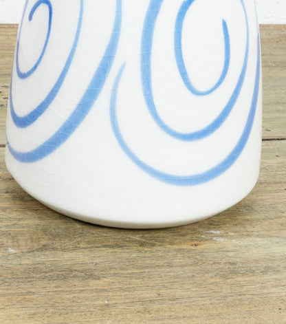 Brocca con decorazioni a spirale in ceramica