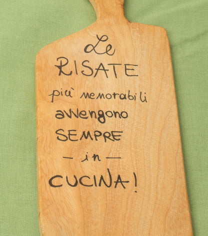 Tagliere "Le RISATE più memorabili avvengono sempre - in - CUCINA!" in legno e spago