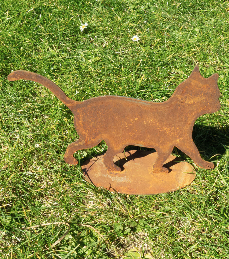 Gattino che cammina in corten