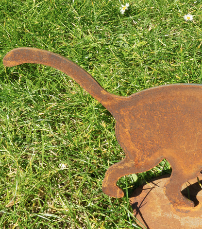 Gattino che cammina in corten