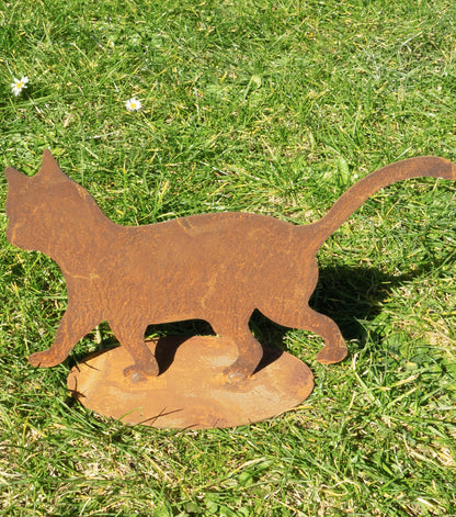 Gattino che cammina in corten