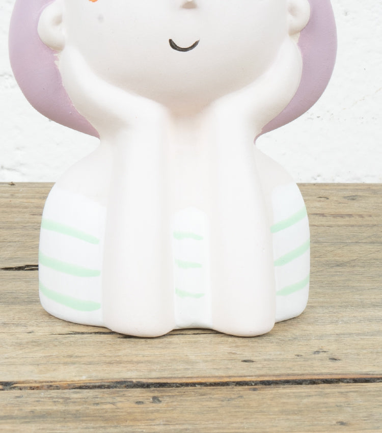 Donna con mani sotto il collo con pianta in ceramica