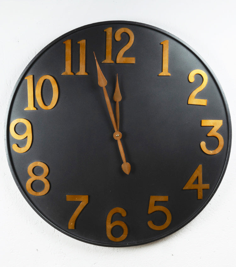 Orologio con numeri e lancette di colore bronzo in metallo