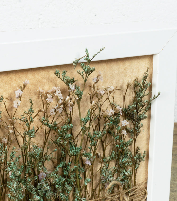 Cornice in legno con fiori di Limonium essiccati e spago