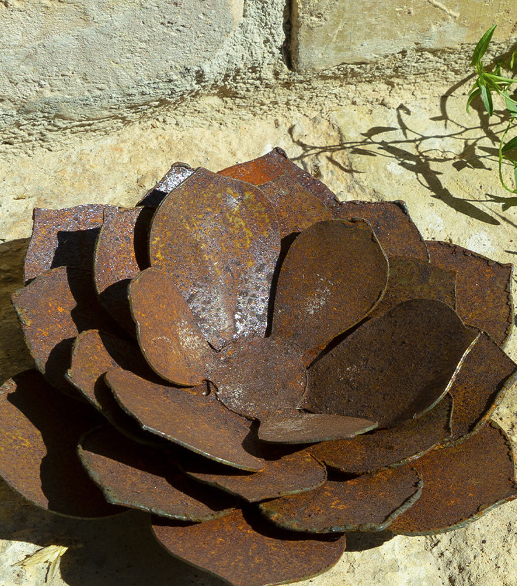 Porta-candela a forma di rosa in corten