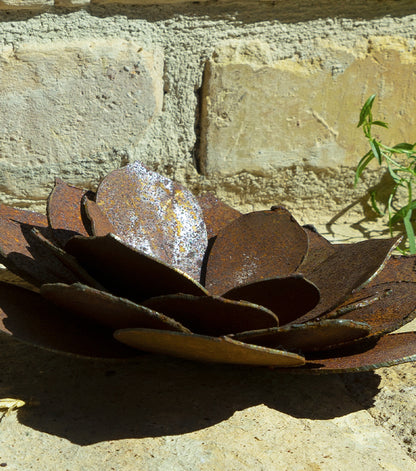 Porta-candela a forma di rosa in corten