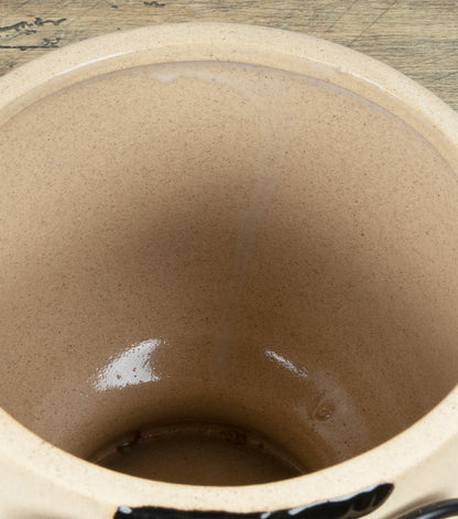 Vaso a forma di un bambino in cotto e ceramica